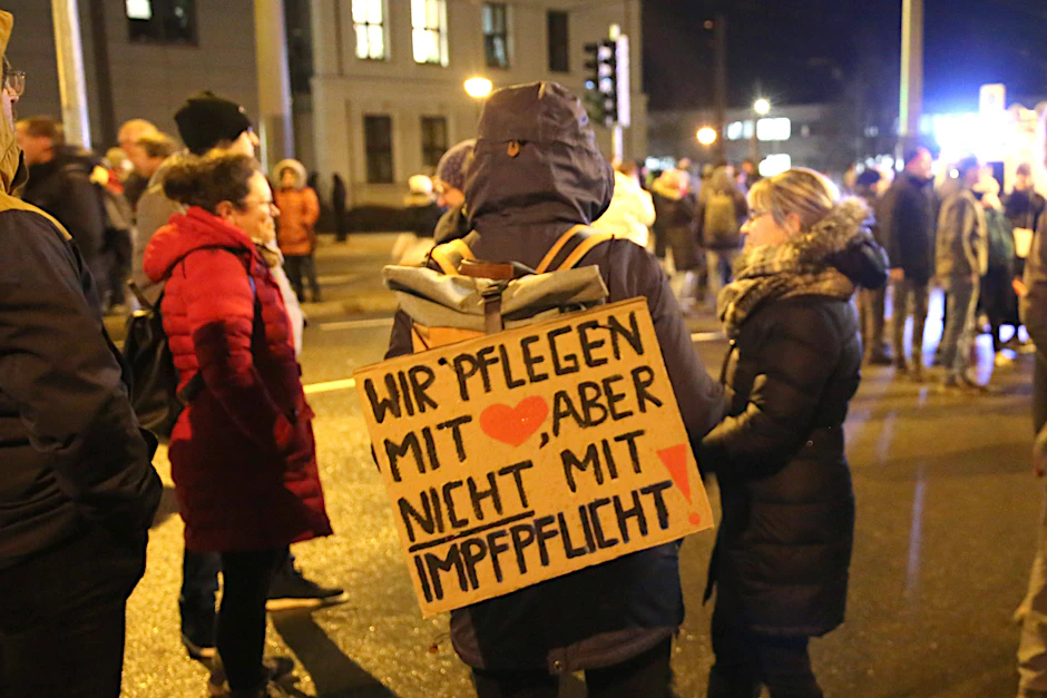 Rostock: Gegner einer Corona-Impfpflicht ziehen mit Plakaten durch die Innenstadt.