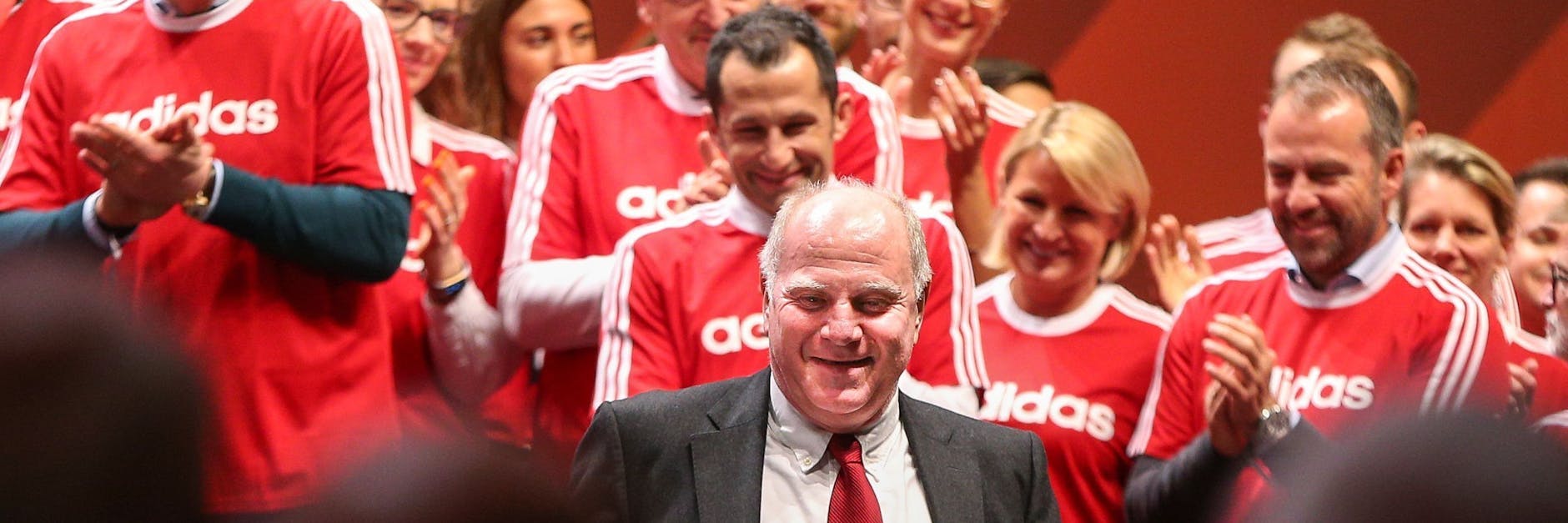 Abschied mit Applaus: Uli Hoeneß wird 2019 beim FC Bayern Sportdirektor Hasan Salihamidzic und dem damaligen Trainer Hansi Flick verabschiedet – sorgt aber weiterhin für viel Gesprächsstoff. 