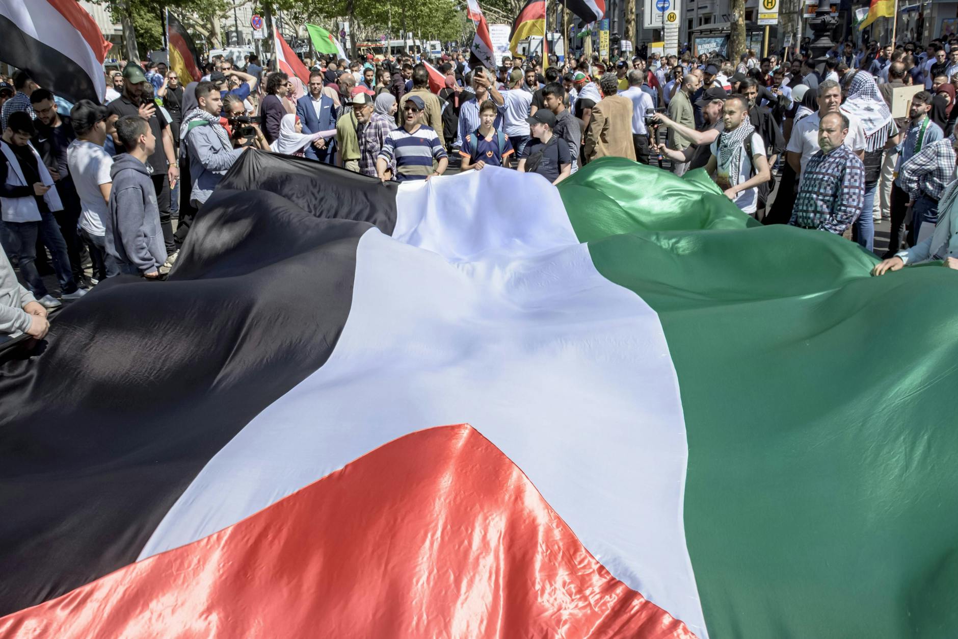 Jedes Jahr zieht die Hetz-Demo zum Al-Quds-Tag über den Kurfürstendamm in Berlin. In den vergangenen zwei Jahren fiel die Demo wegen Corona aus.