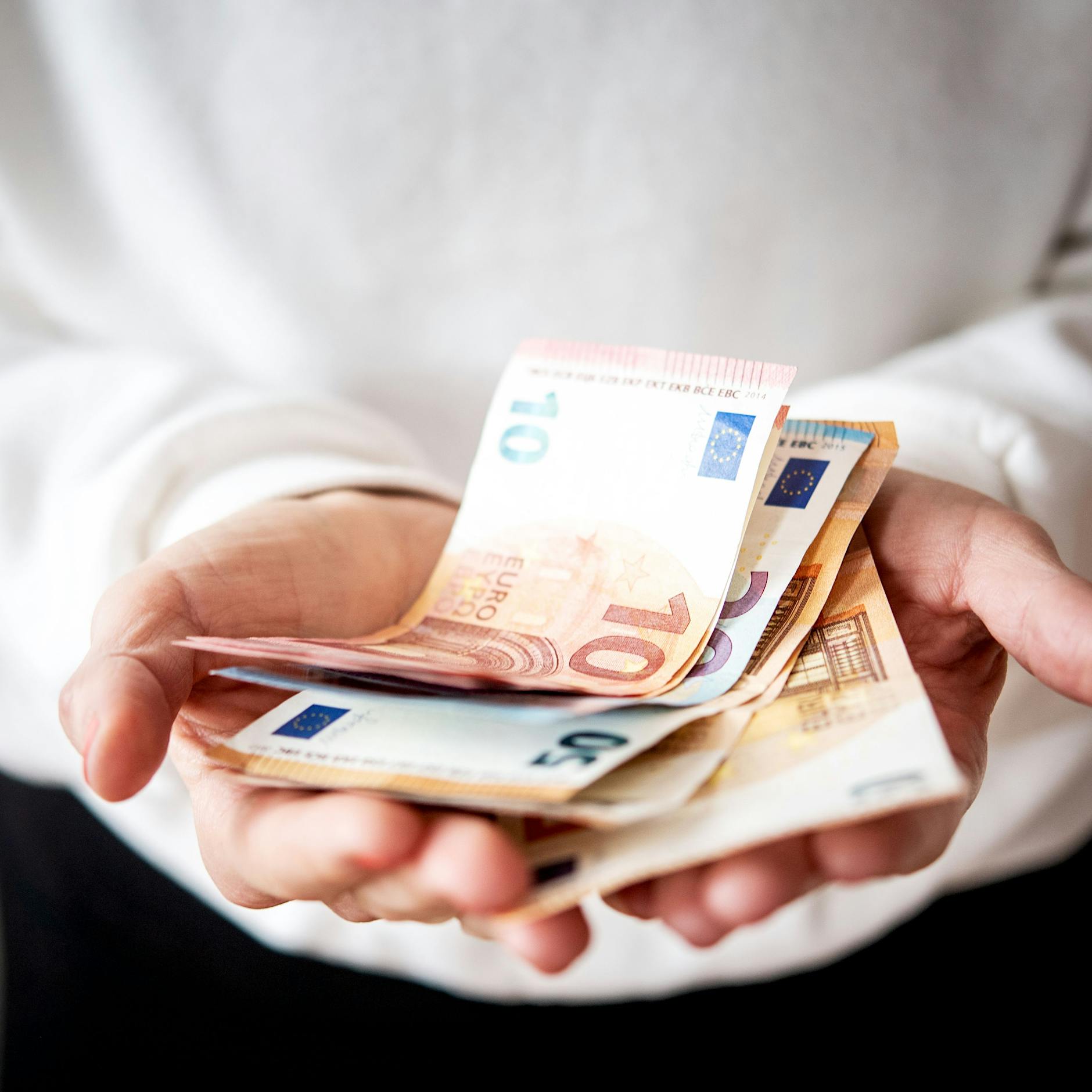 So unnötig! Jeder Deutsche wirft fast 10.000 Euro im Jahr zum Fenster raus – Sie auch?