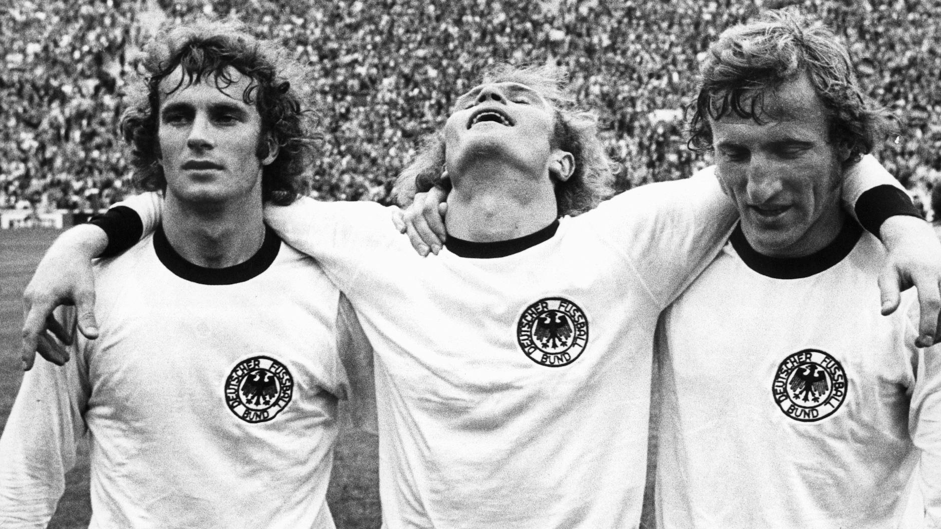 Rainer Bonhof, Uli Hoeneß und Hans-Georg Schwarzenbeck nach dem 2:1-Sieg der deutschen Nationalmannschaft gegen die Niederlande beim Endspiel der Fußball-Weltmeisterschaft 1974.