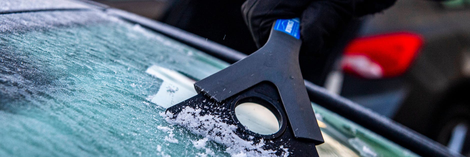 Eiskratzer ist nicht gleich Eiskratzer. Das falsche Teil kann Schäden an den Scheiben hinterlassen.