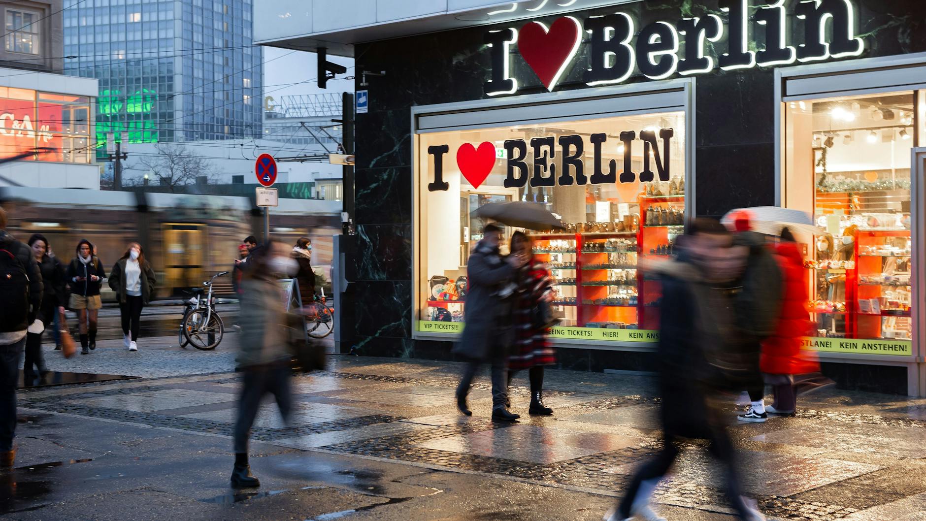 Gehört in Berlin dazu: Regen, Tristesse, grauer Himmel (Archivbild).