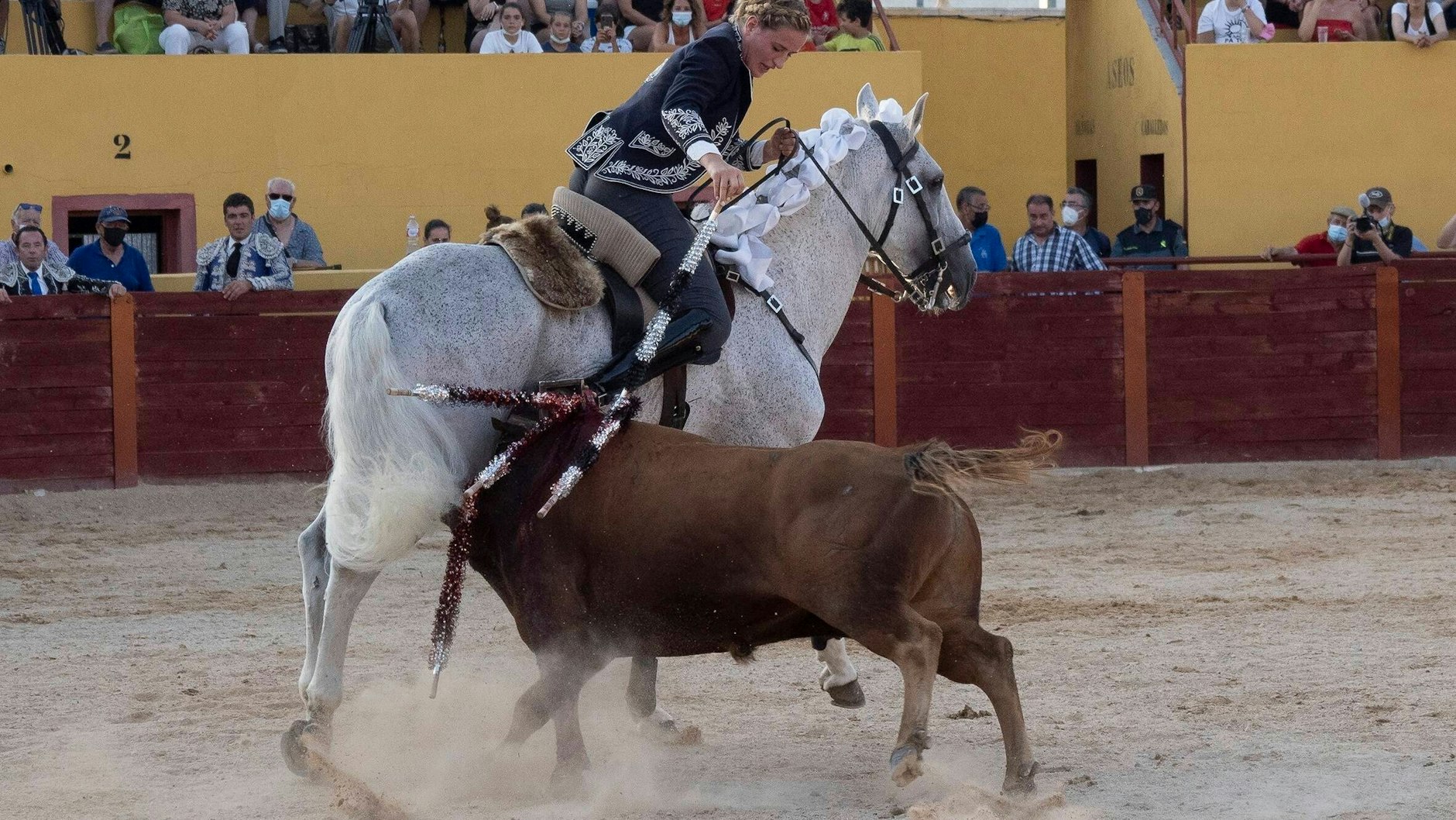 Nach ihrem Einstand, bei dem sie zwei Stiere tötete, wurde sie von begeisterten Fans auf die Schultern genommen und jubelnd aus der Arena in Ledaña, rund 250 Kilometer südöstlich von Madrid, getragen.