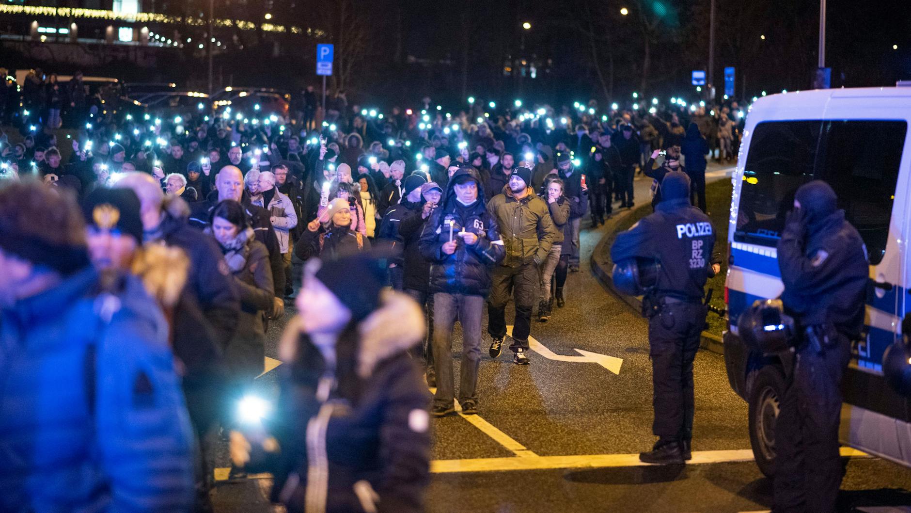 <a href="https://www.berliner-zeitung.de/news/rostock-erneut-tausende-bei-demo-gegen-corona-massnahmen-li.203974">In Rostock registrierten die Sicherheitskräfte rund 4000 D</a>emonstranten.