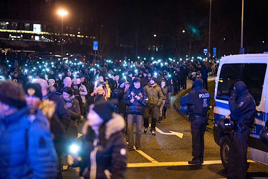 <a href="https://www.berliner-zeitung.de/news/rostock-erneut-tausende-bei-demo-gegen-corona-massnahmen-li.203974">In Rostock registrierten die Sicherheitskräfte rund 4000 D</a>emonstranten.