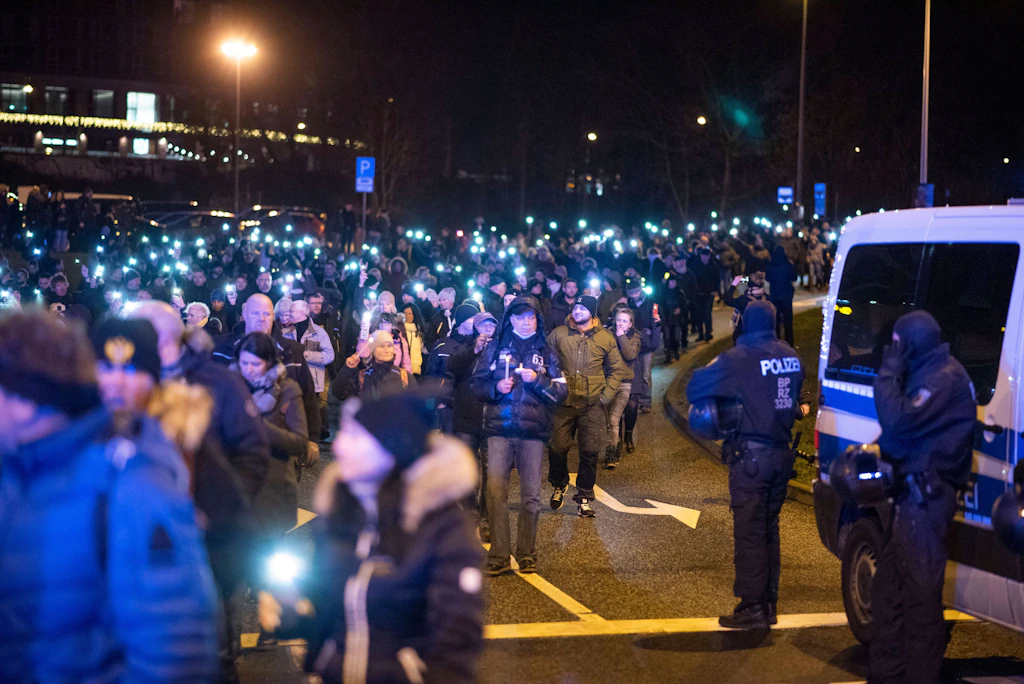 Corona-Proteste: Mehr als 100.000 Menschen auf der Straße
