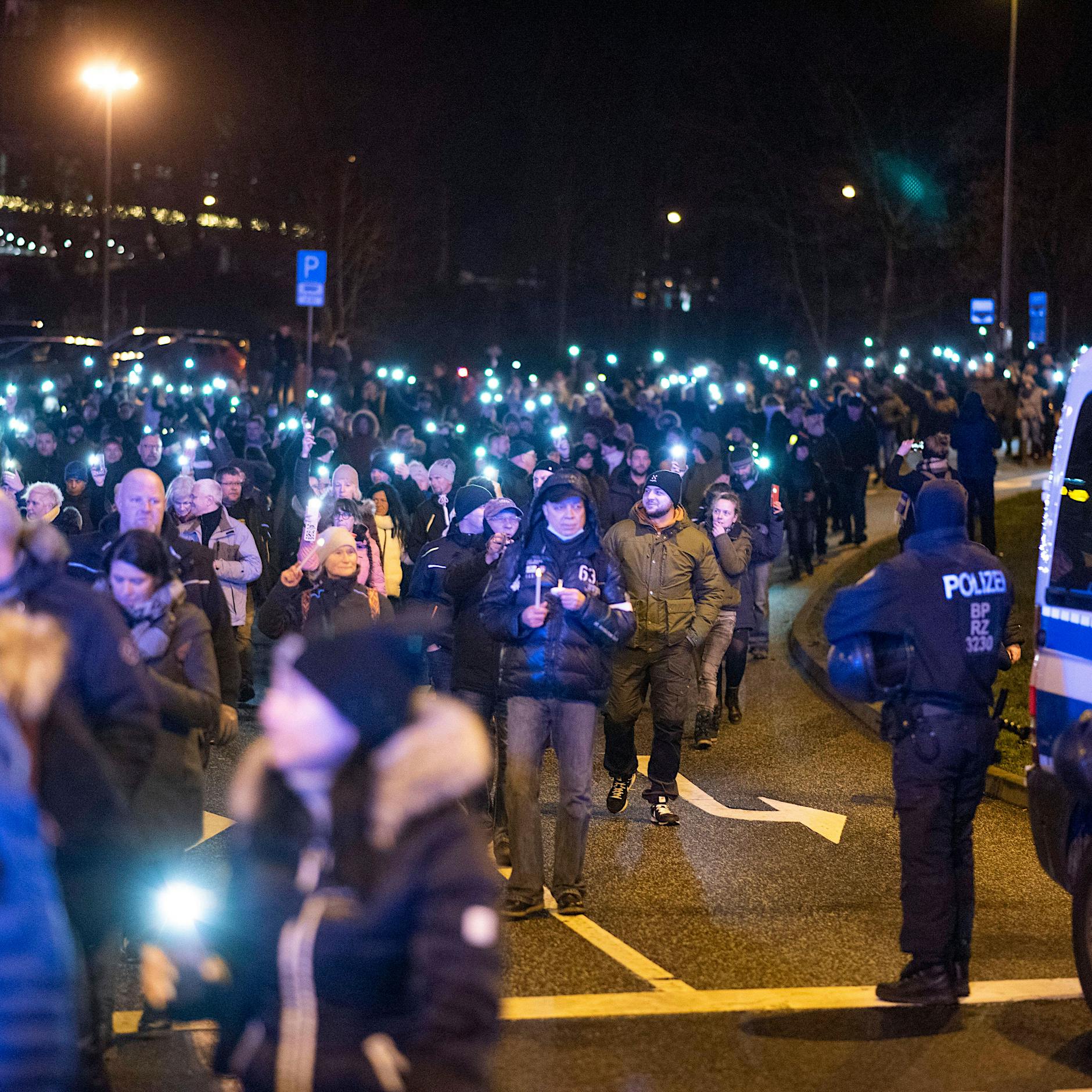 Corona-Proteste: Mehr als 100.000 Menschen auf der Straße