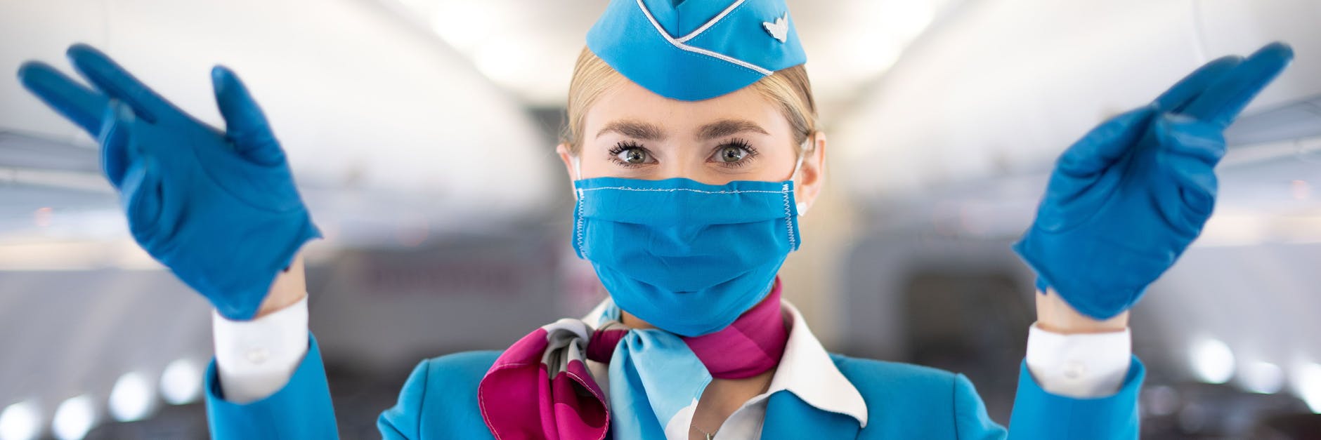 Eine Flugbegleiterin von Eurowings zeigt die Notausgänge. Mit Kollegen verständigt sich die Kabinen-Crew auch per Signaltönen.