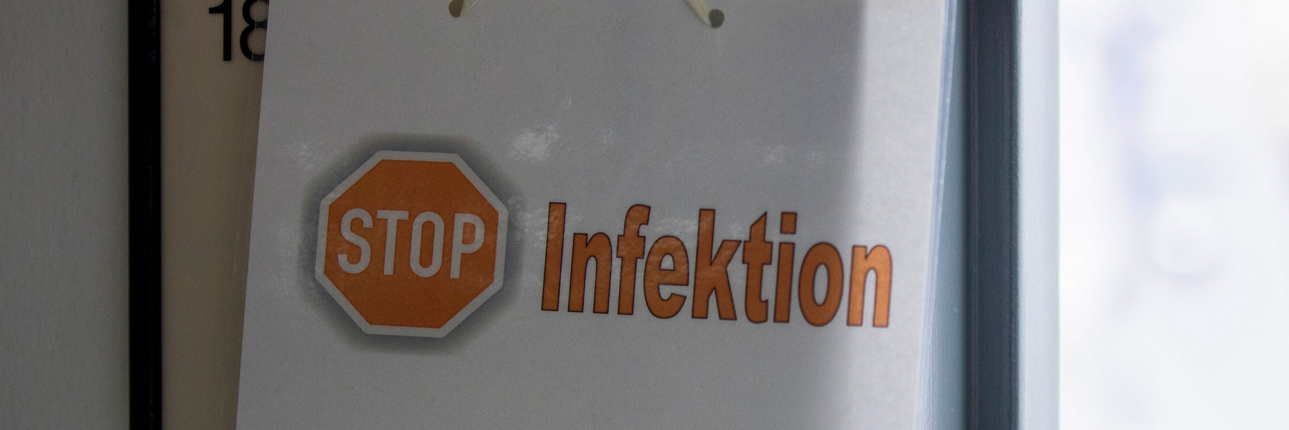 Angesichts der raschen Ausbreitung der Omikron-Variante ist weiter Vorsicht geboten.