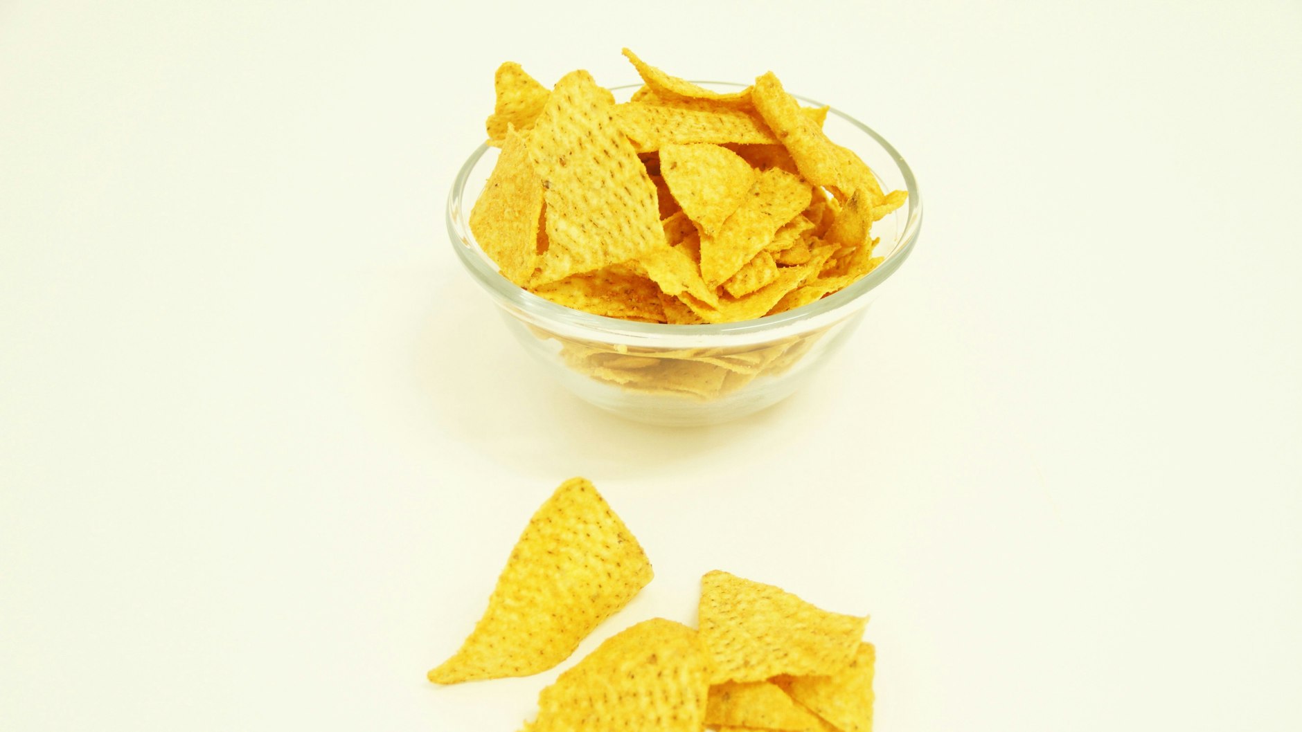 Leckere Nacho-Chips verleihen dem Salat das gewisse Etwas.