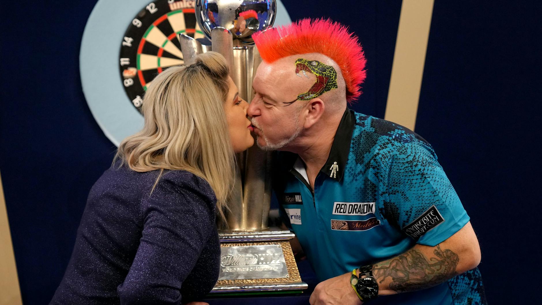 Peter Wright feiert mit seiner Frau Joanne und der Sid Waddell Trophy nach seinem Sieg. 