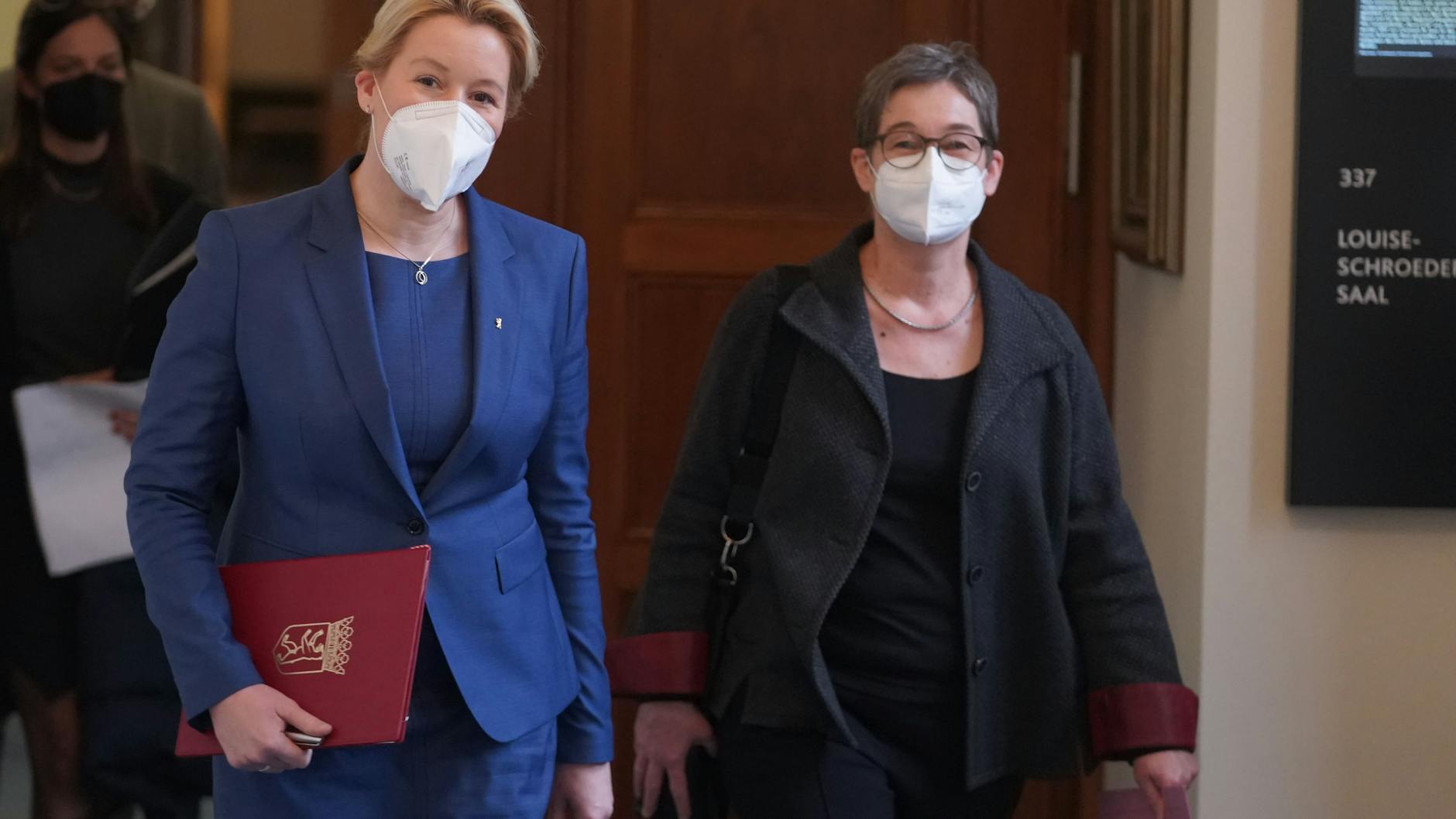  Berlins neue Regierende Bürgermeisterin Franziska Giffey (links, SPD) und Gesundheitssenatorin Ulrike Gote (Grüne) (Archivbild)