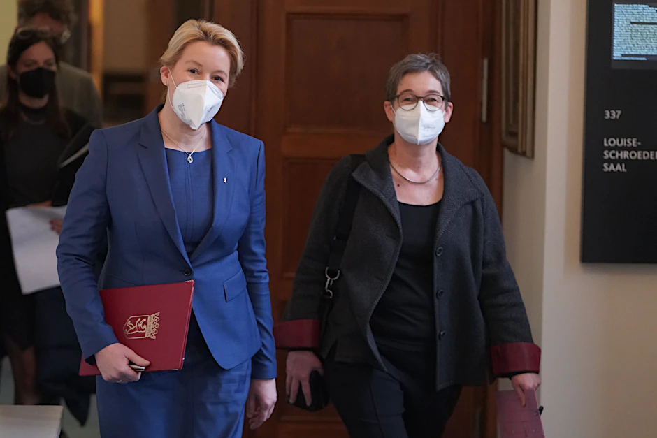 &nbsp;Berlins neue Regierende Bürgermeisterin Franziska Giffey (links, SPD) und Gesundheitssenatorin Ulrike Gote (Grüne) (Archivbild)