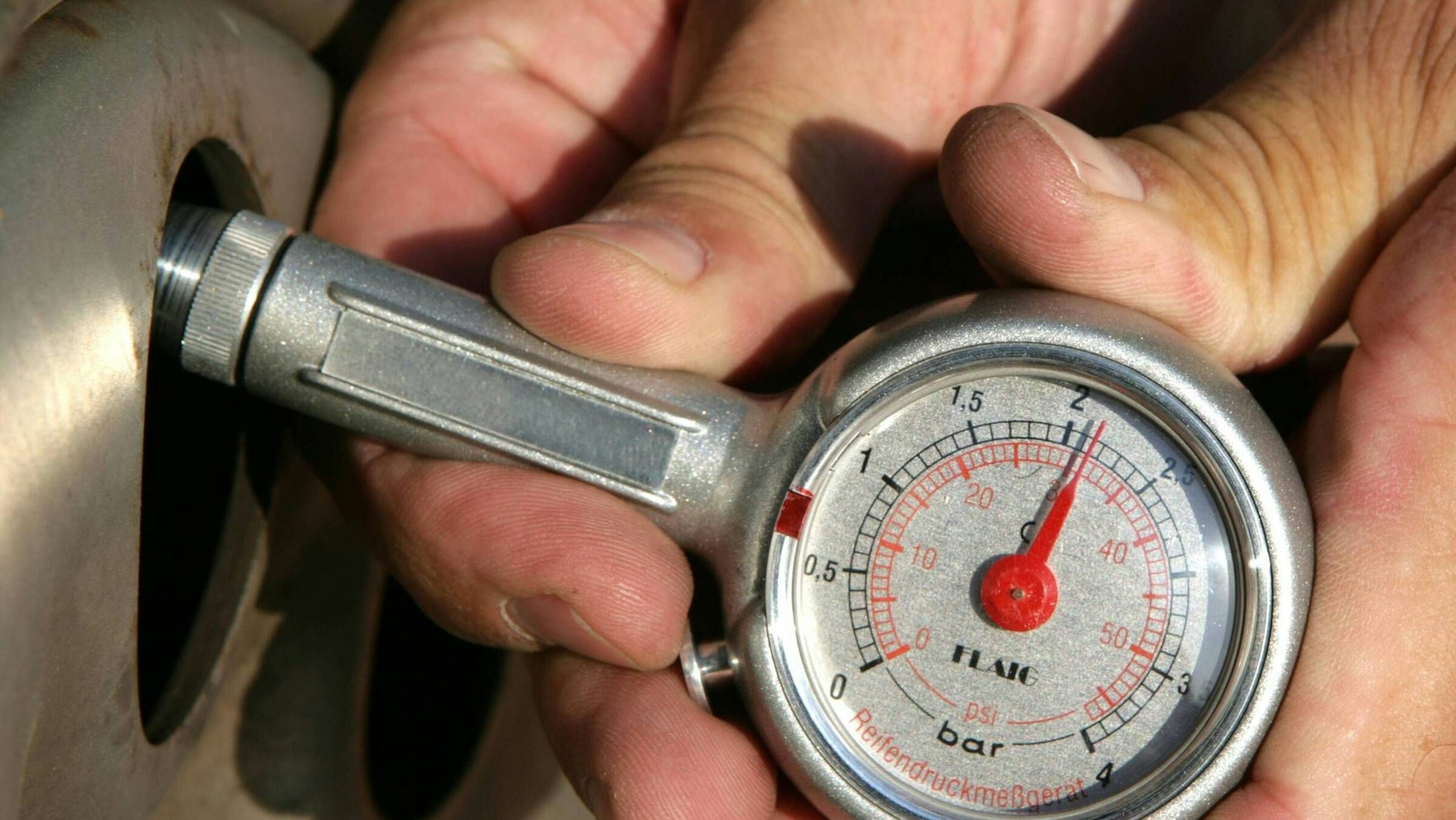 Kontrollieren Sie regelmäßig den Luftdruck der Reifen – so können sie einiges an Sprit sparen.