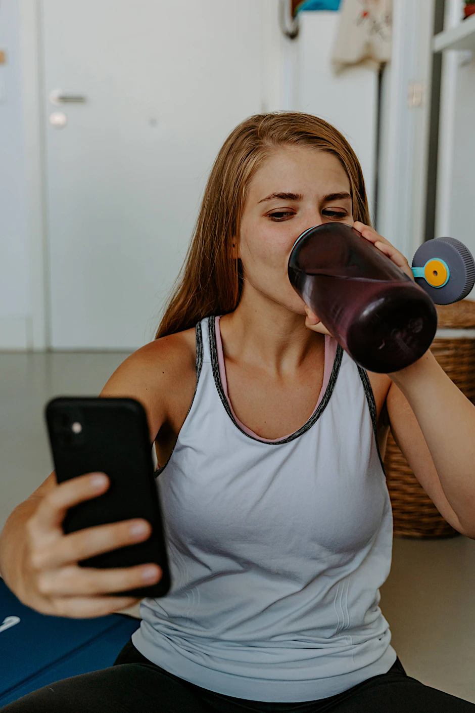 Viele Menschen tracken mit Abnehm- und Fitness-Apps imzwischen auch ihren Kalorienverbrauch (Symbolbild).