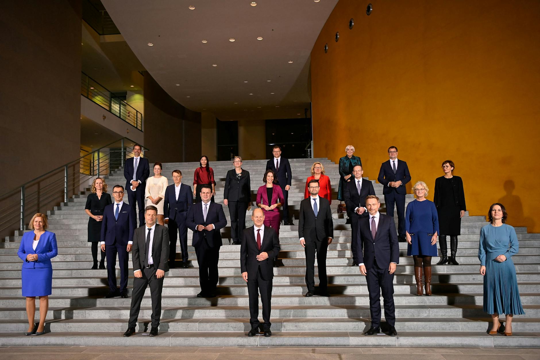 Gruppenbild der Regierung Scholz – ohne die mächtigen Parlamentarische Staatssekretäre.