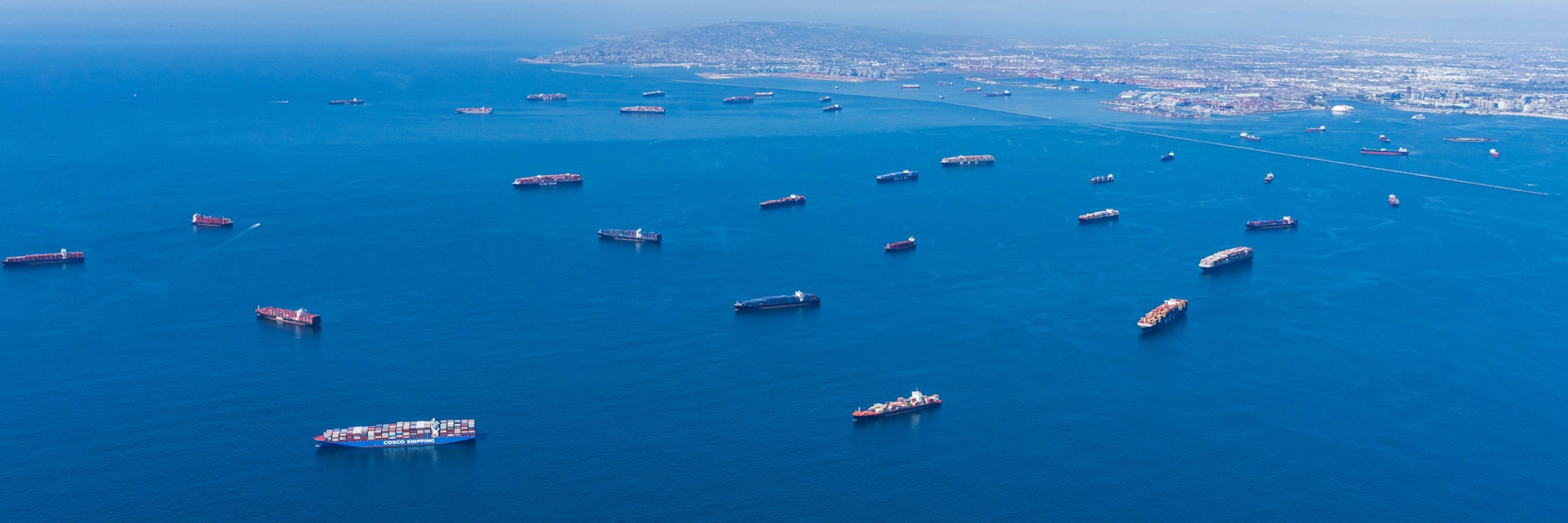 Containerschiffe liegen vor&nbsp; den Häfen von Los Angeles und Long Beach auf Reede, häufig tagelang, und warten auf Entladung.&nbsp; &nbsp;