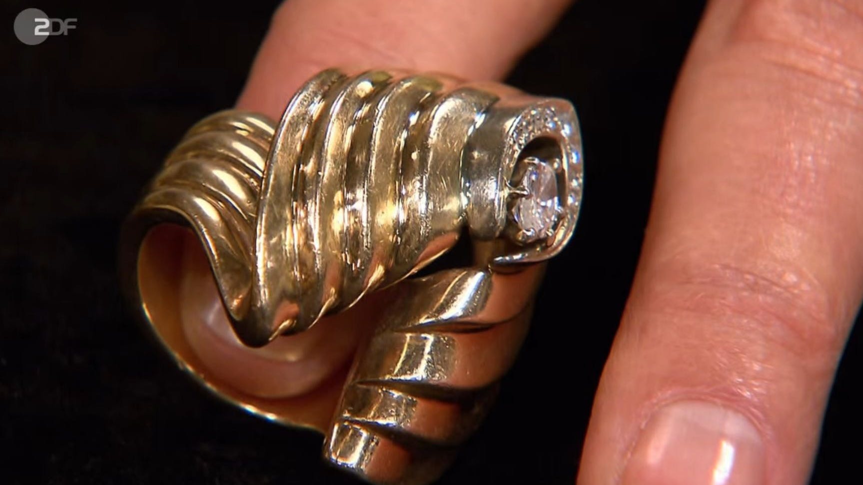 „Bares für Rares“-Expertin Dr. Heide Rezepa-Zabel schwärmt von der schönen Form des Rings.