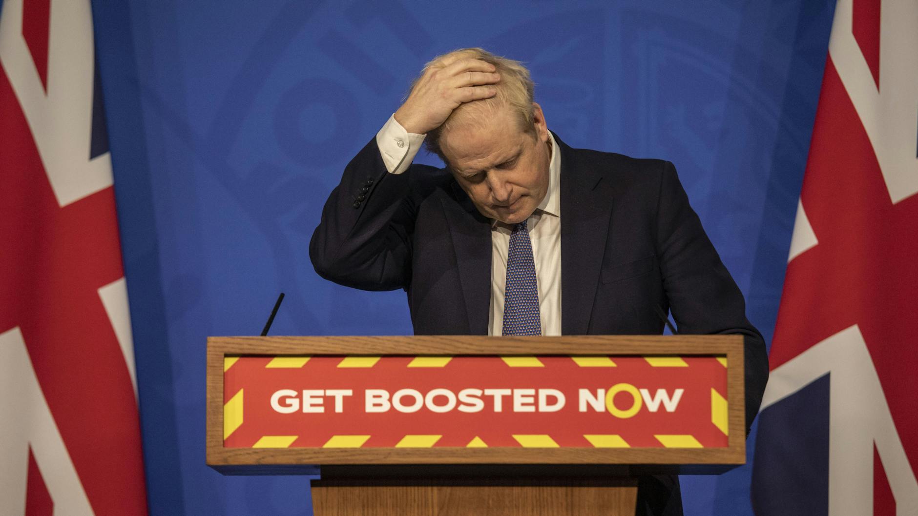 Premier Boris Johnson spricht am Dienstag bei einer Pressekonferenz zur Corona-Lage.