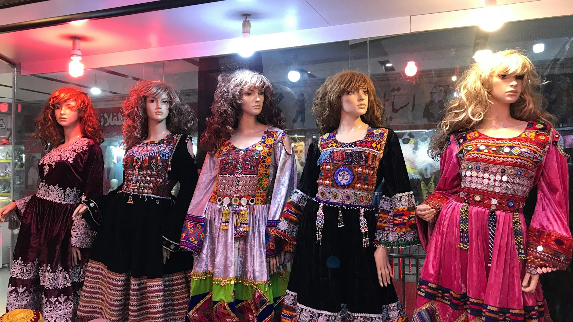 Schaufensterpuppen stehen in einem Modegeschäft in der westafghanischen Provinzhauptstadt Herat.