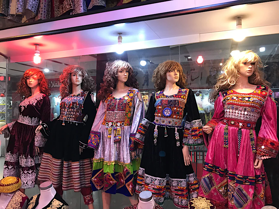 Schaufensterpuppen stehen in einem Modegeschäft in der westafghanischen Provinzhauptstadt Herat.