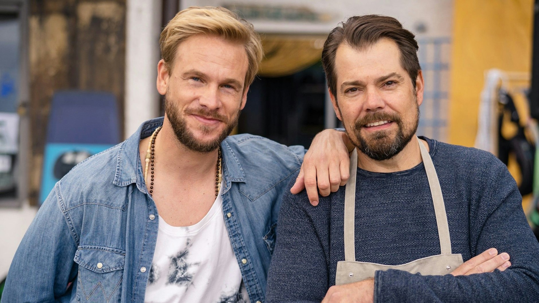 Frederic Heidorn spielt bei „Leon – Glaub nicht alles, was du siehst“ Surflehrer Conny.