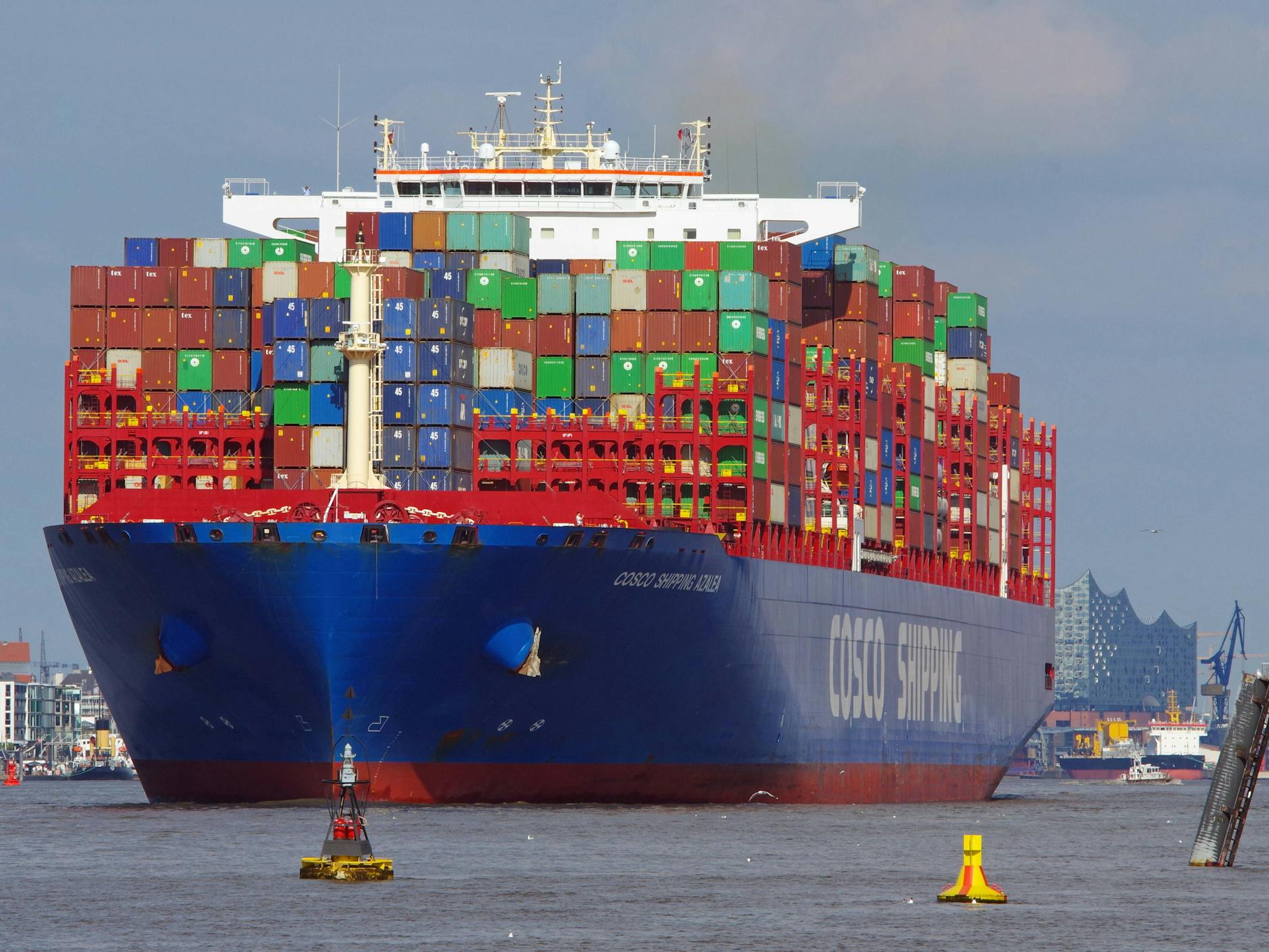  Ein Containerschiff verlässt den Hamburger Hafen. Auf den größten Schiffen, länger als der Berliner Fernsehturm hoch ist, sind nahezu 24.000 Blech-Boxen unterwegs. 