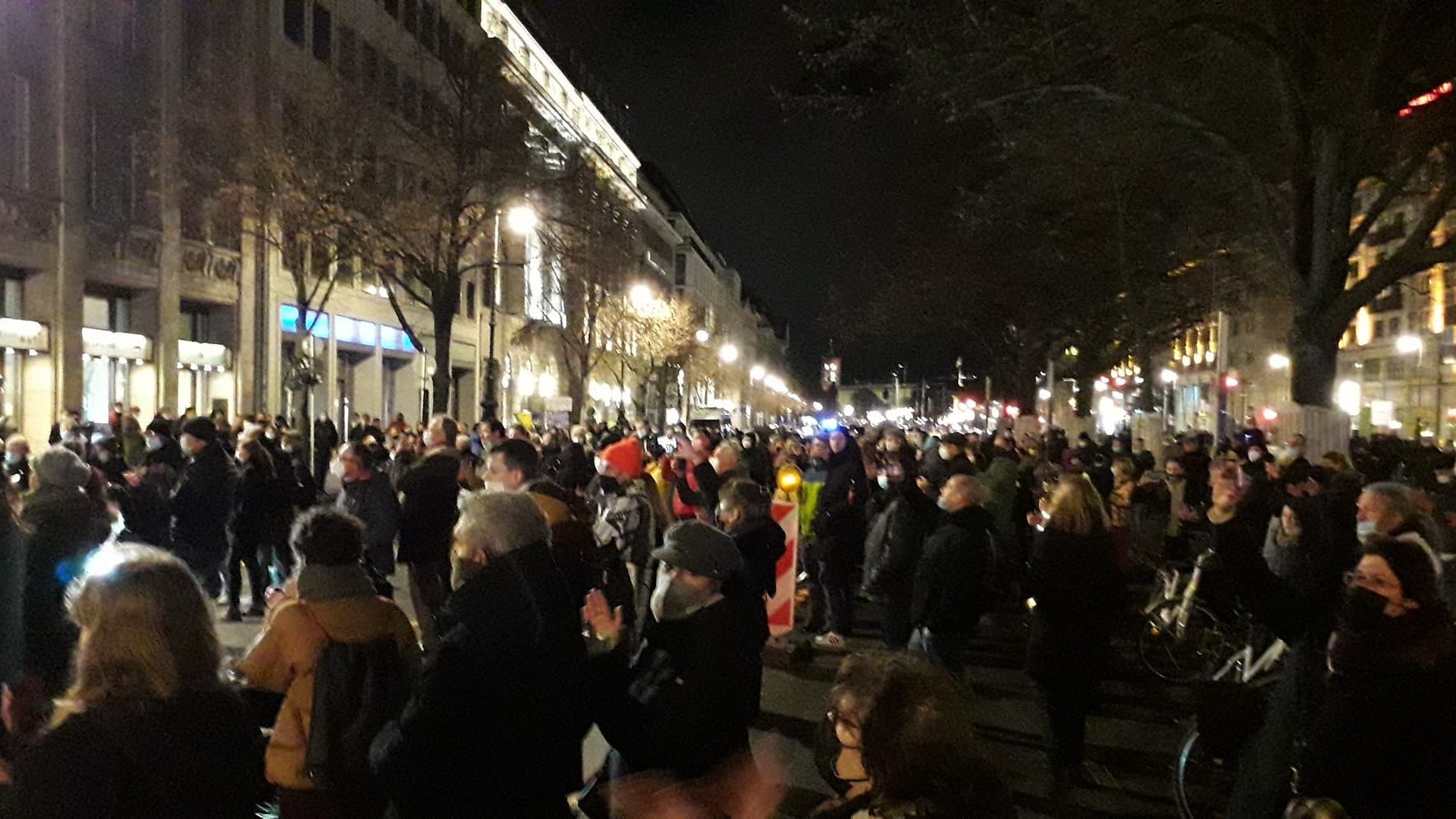 Demonstranten protestierten am Montag in Berlin gegen die Corona-Politik.