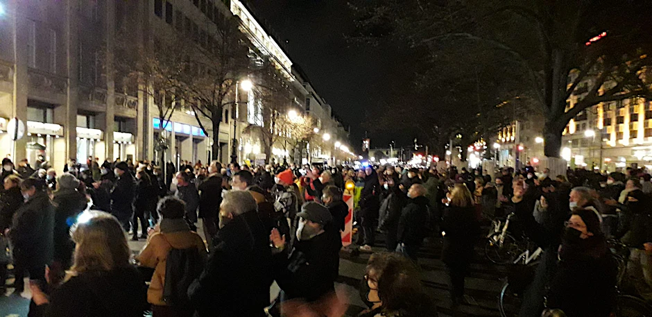 Demonstranten protestierten am Montag in Berlin gegen die Corona-Politik.