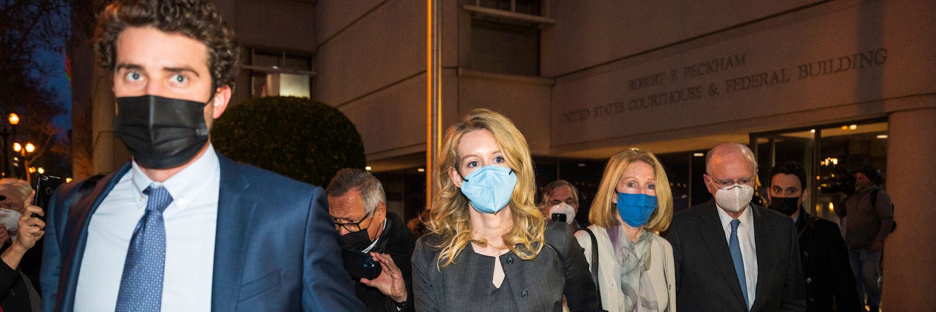 Elizabeth Holmes verlässt mit ihrem Partner Billy Evans das Bundesgericht nach der Urteilsverkündung in San Jose, Kalifornien. Holmes wurde wegen Betrugs verurteilt, weil sie ihr Bluttest-Startup Theranos in ein ausgeklügeltes Täuschungsmanöver verwandelt hatte, mit dem Milliardäre und andere ahnungslose Investoren dazu gebracht wurden, ein scheinbar revolutionäres Unternehmen zu unterstützen. 