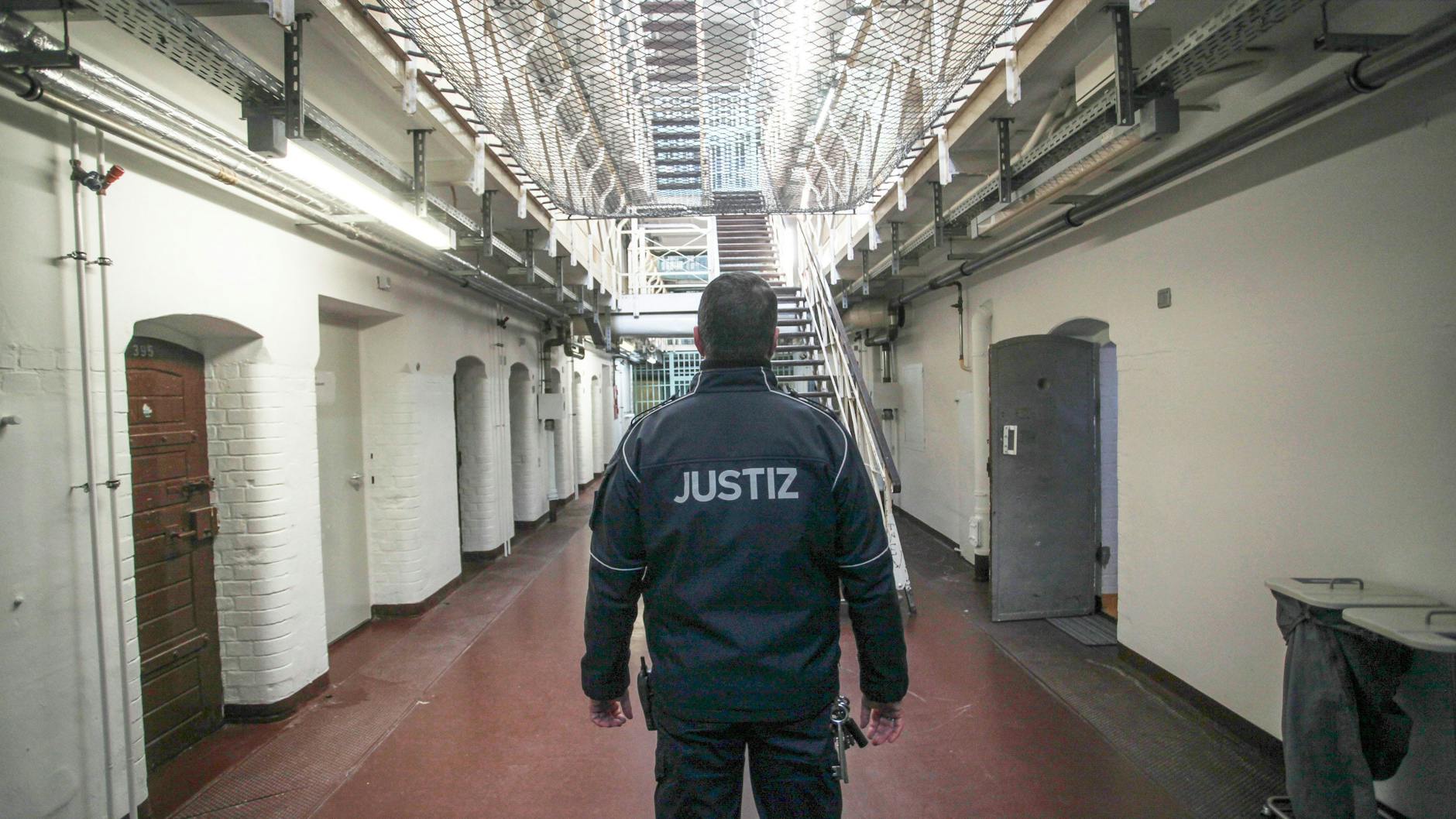 Ein Justizvollzugsbeamter geht durch den Zellentrakt der Strafanstalt Berlin-Tegel (Archivbild).