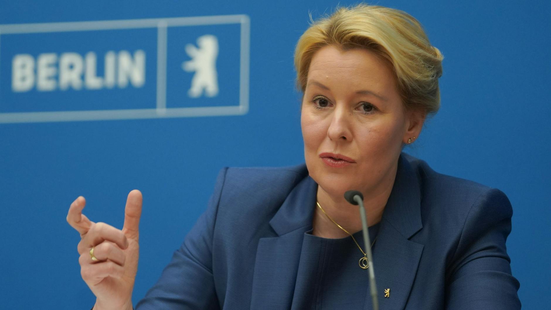 Die Regierende Bürgermeisterin Franziska Giffey (SPD) berichtet bei einer Pressekonferenz, was bei der Senatssitzung am Dienstag besprochen wurde.