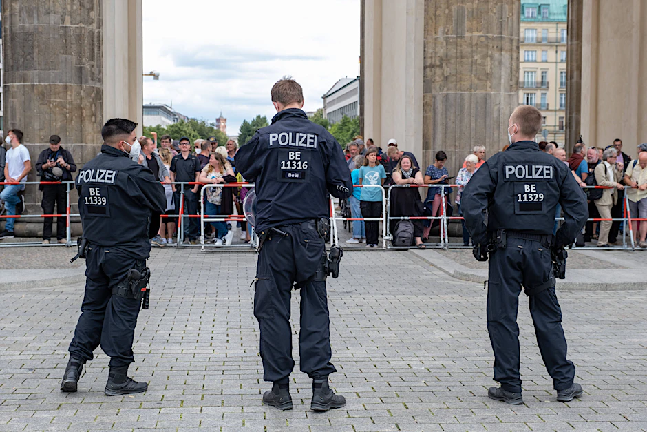 Polizisten passen am Brandenburger Tor in Berlin auf Corona-Demonstranten auf.&nbsp;