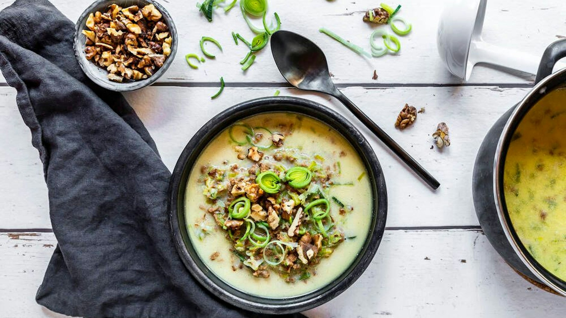 Die Käse-Lauch-Suppe ist ein Seelenwärmer für die ganze Familie.