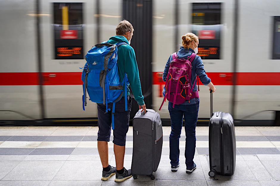 Ein Intercity-Express hält, Fahrgäste machen sich zum Einsteigen bereit: Alltagsszene am Bahnhof Berlin-Südkreuz. Nun könnte es sein, dass die meisten ICE dort künftig ohne Stopp durchfahren.