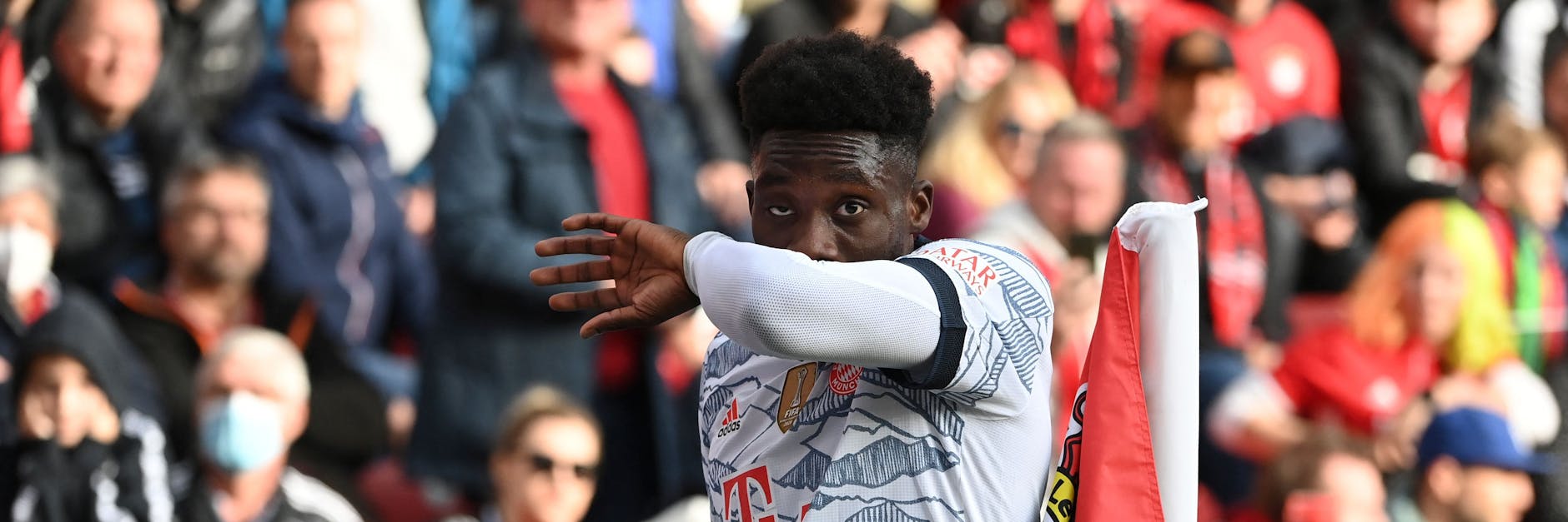 Hustet vorbildlich in den gebeugten Ellenbogen, aber es nun auch: Bayern-Star Alphonso Davies ist der neunte Corona-Fall beim Rekordmeister. 