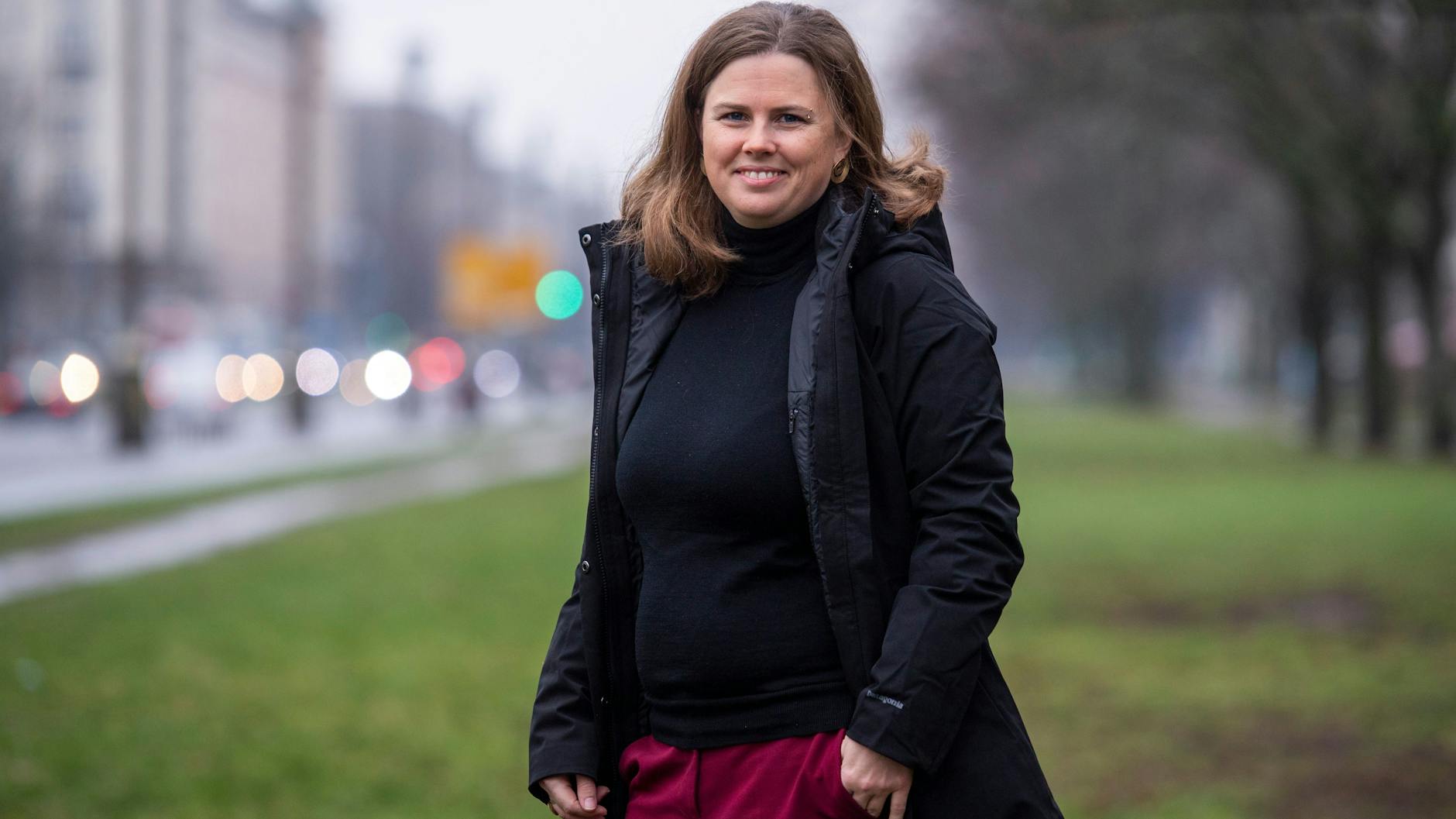 Bezirksbürgermeisterin Clara Herrmann mitten im Geschehen auf der Frankfurter Allee in Friedrichshain. Weniger Autos und Parkplätze, dafür mehr Wege für Radfahrer: Sie rechnet mit Protesten.