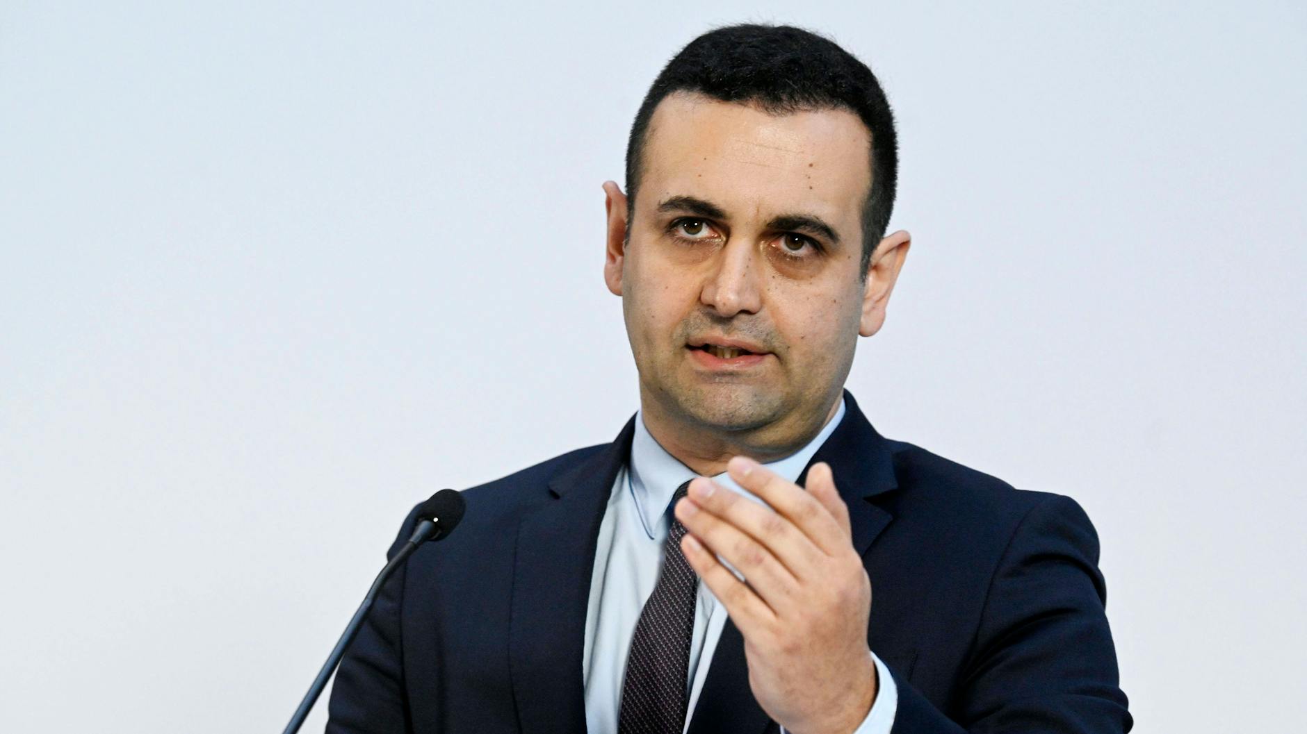 Bijan Djir-Sarai bei einer Pressekonferenz der FDP im Hans-Dietrich-Genscher-Haus.