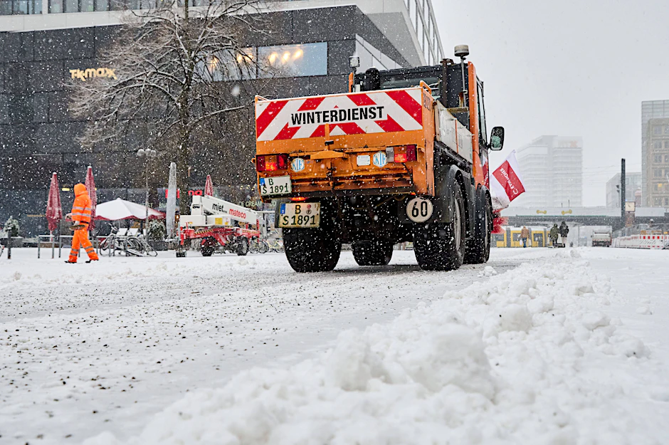 Eventuell schon bald wieder im Einsatz: Der Berliner Winterdienst (Archivbild)