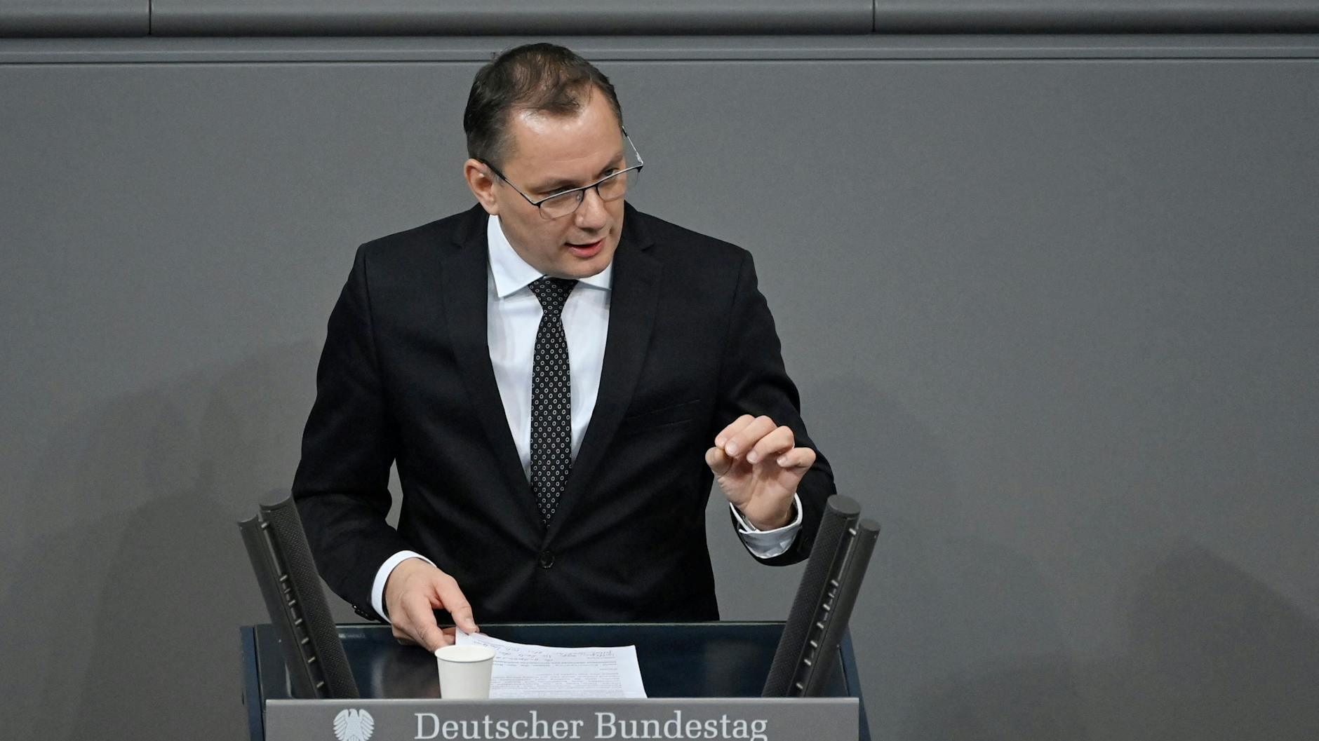 Tino Chrupalla, Parteivorsitzender der AfD und Vorsitzender der <a href="https://de.wikipedia.org/wiki/AfD-Fraktion_im_Deutschen_Bundestag">AfD-Bundestagsfraktion</a>.