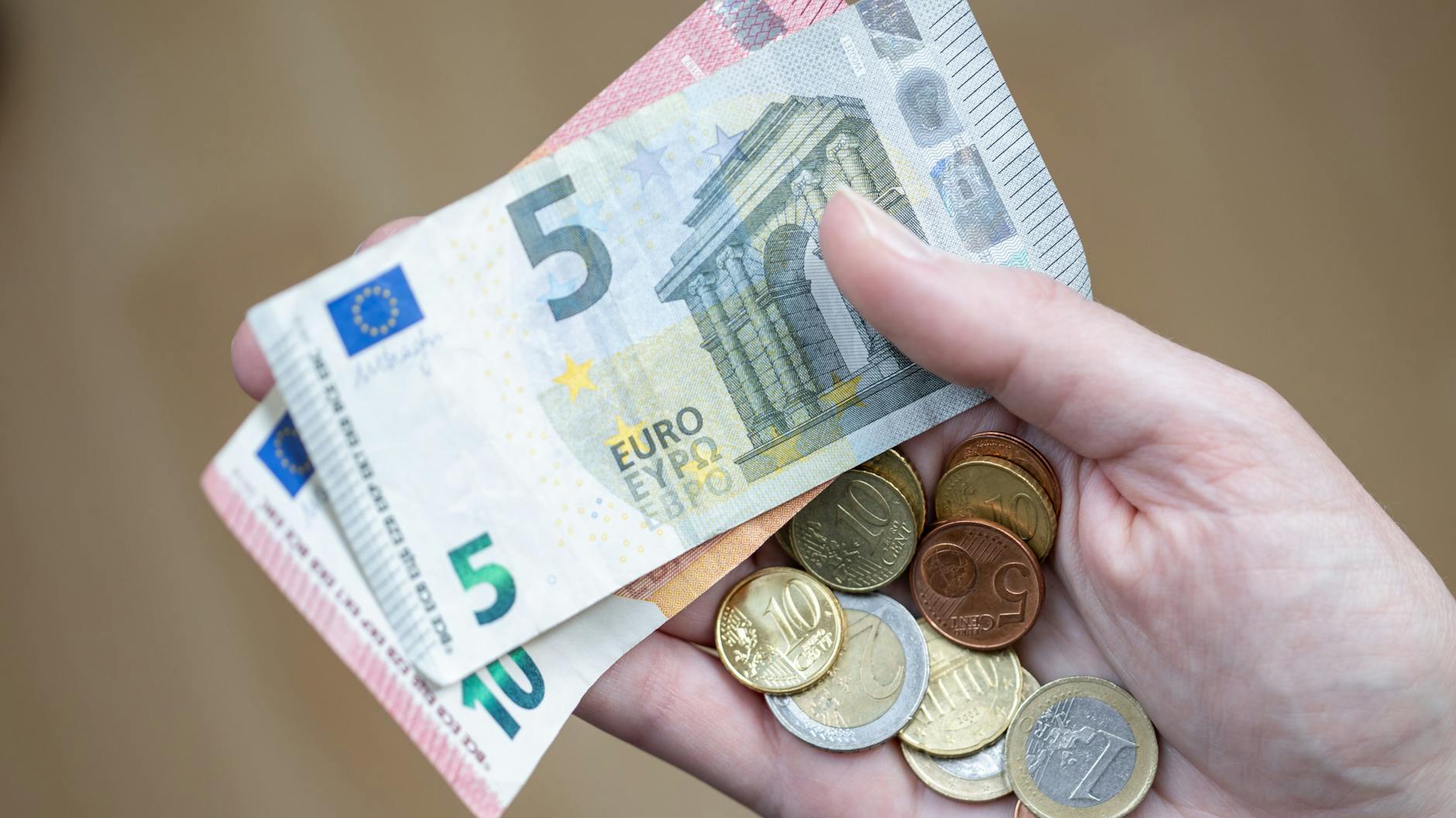 Geld ist zum Ausgeben da? Auch der private Konsum treibt Experten zufolge die Konjunktur wieder nach oben (Symbolbild).