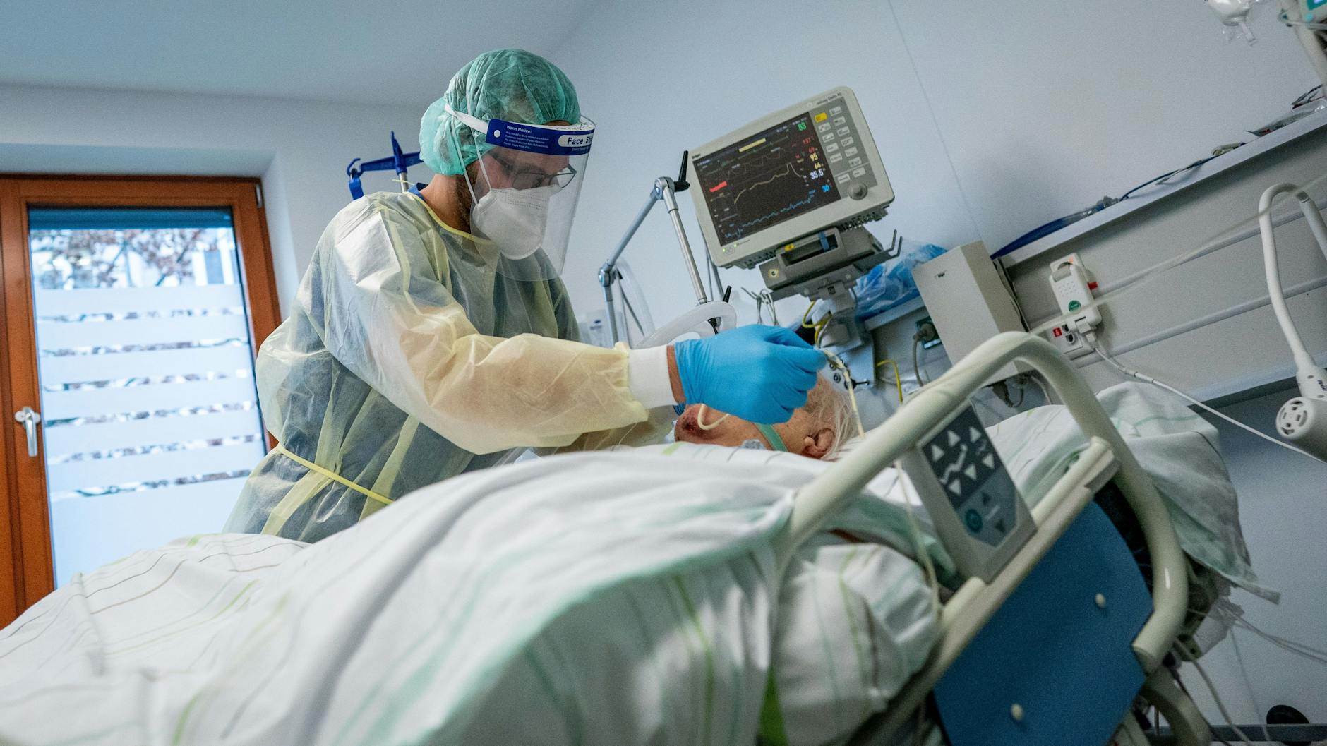 Bei der Brandenburger Warnampel liegt der Anteil der Intensivbetten mit Covid-19-Patientinnen und -Patienten mit 21,8 Prozent im roten Bereich.