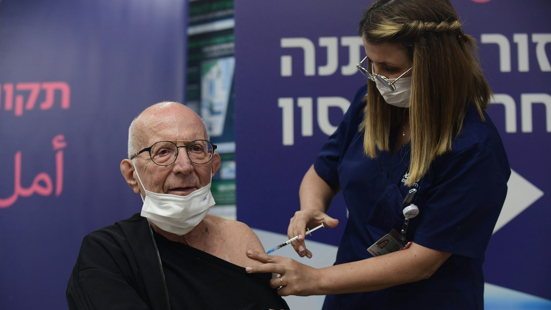 Ein Mann erhält seine vierte Corona-Impfung im Sheba Medical Center in Israel.
