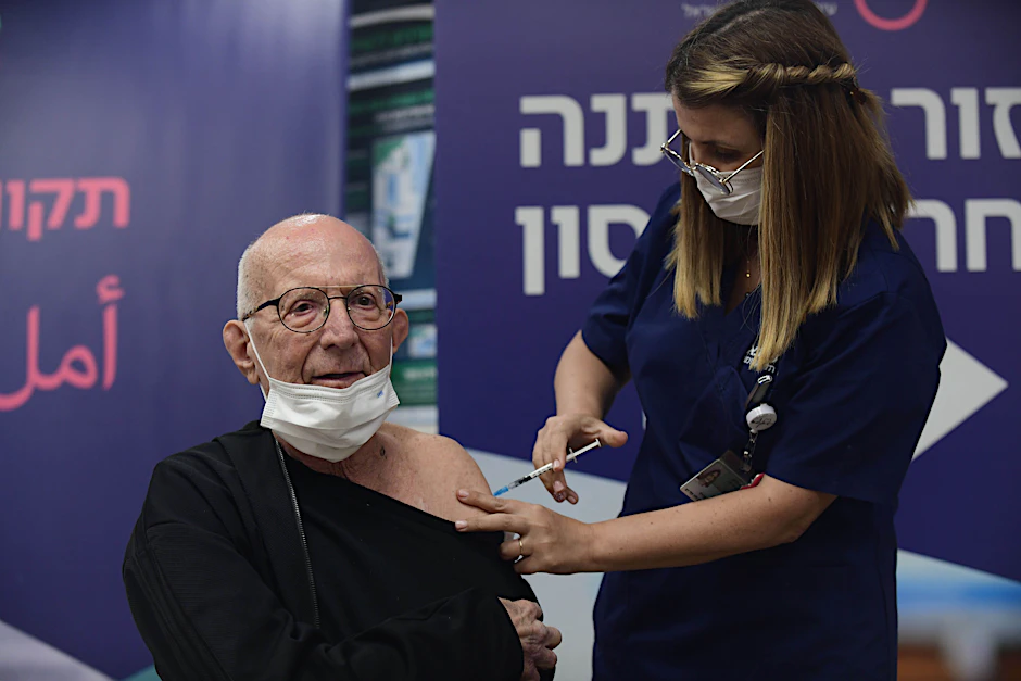 Ein Mann erhält seine vierte Corona-Impfung im Sheba Medical Center in Israel.