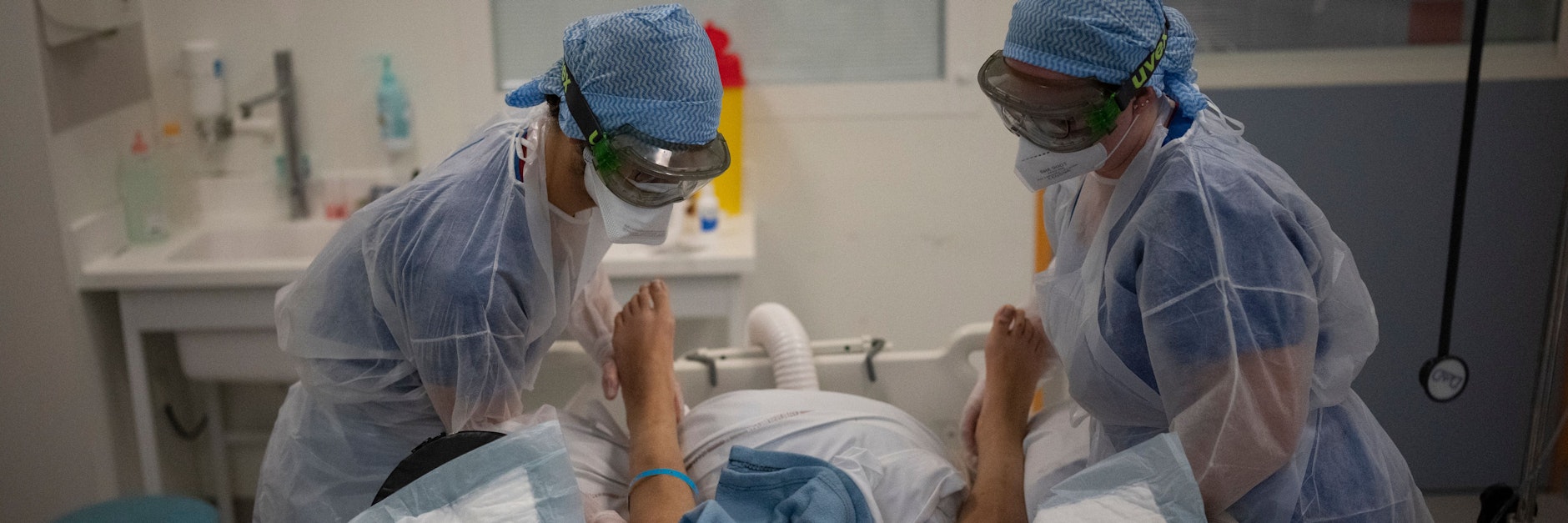 Krankenschwestern versorgen einen Corona-Patienten auf der Corona-Intensivstation.