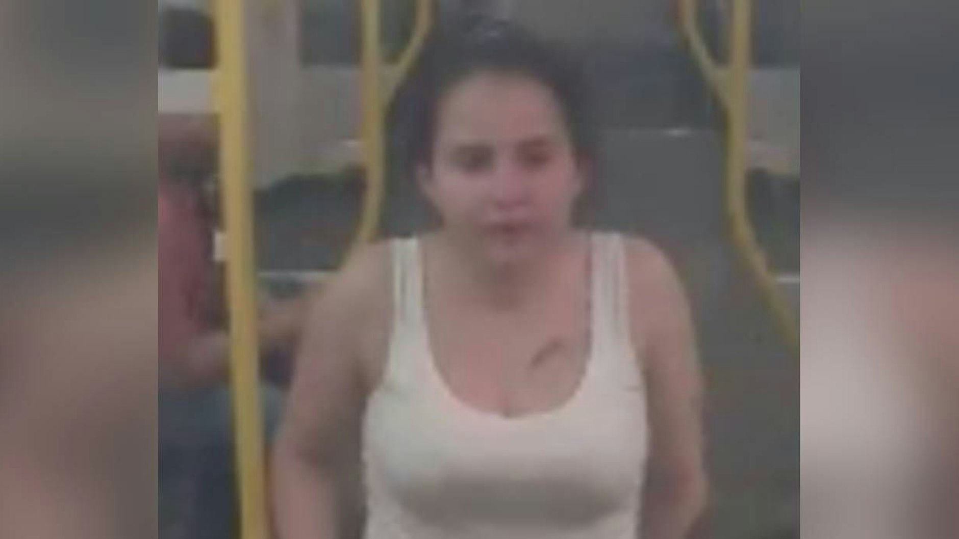 Die Täterin trägt auf der linken Brust ein auffällige Tattoo.