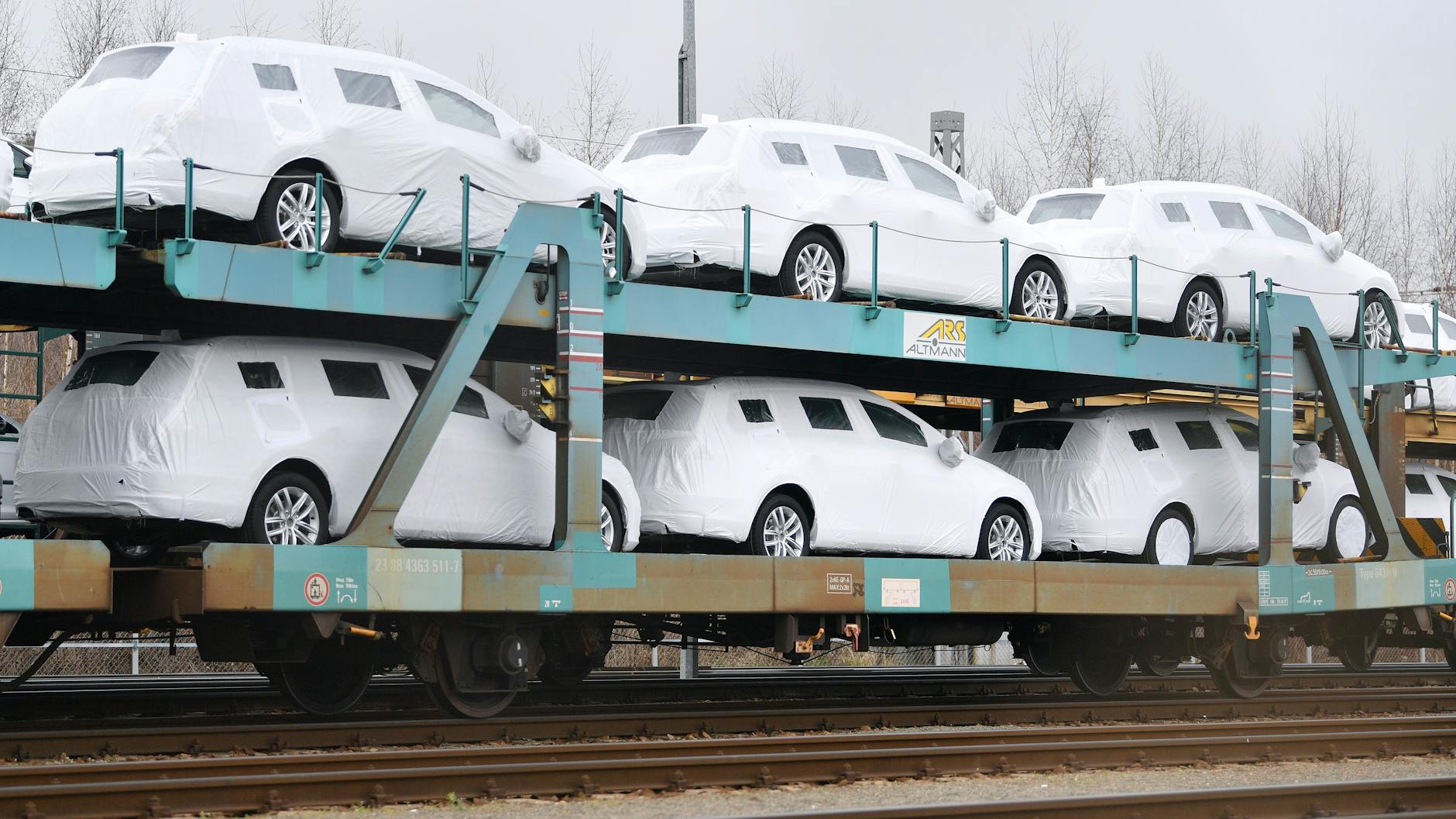 Neufahrzeuge stehen auf einem Güterzug. Die Zahl der Neuzulassungen in Deutschland ist im vergangenen Jahr erneut deutlich zurückgegangen.