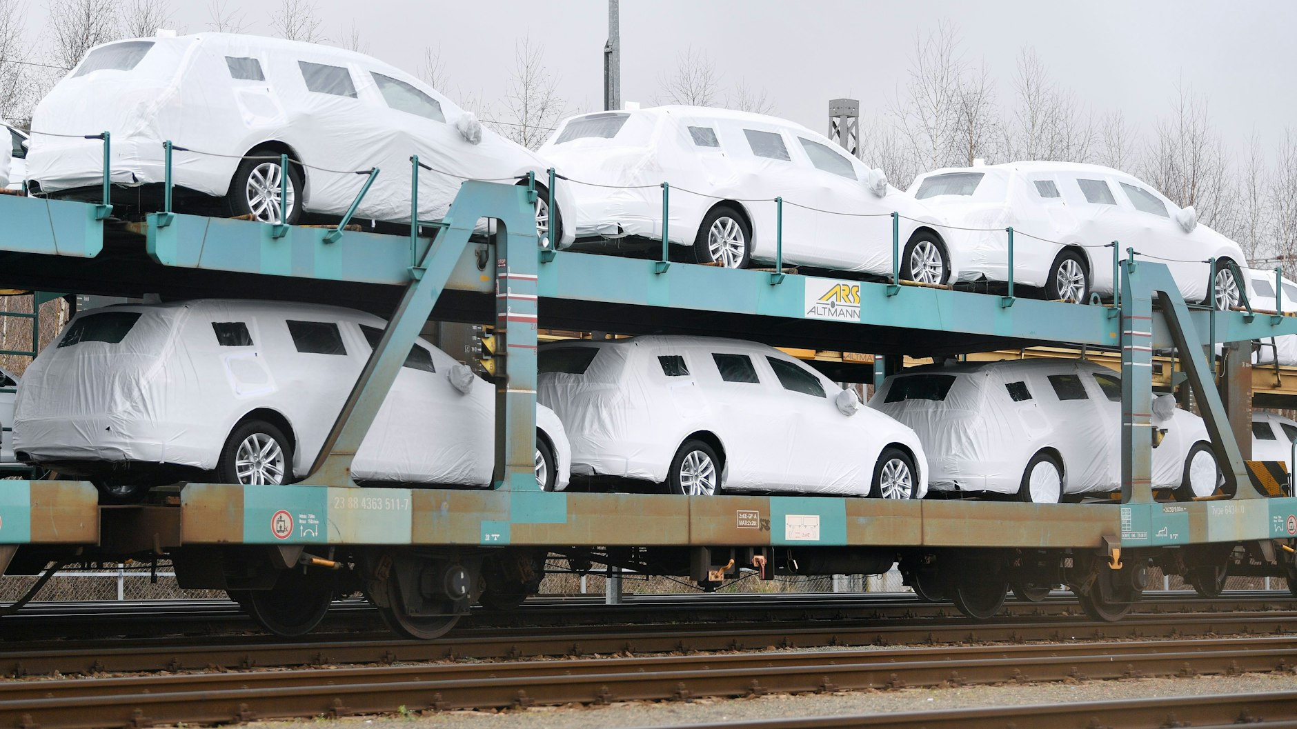 Neufahrzeuge stehen auf einem Güterzug. Die Zahl der Neuzulassungen in Deutschland ist im vergangenen Jahr erneut deutlich zurückgegangen.