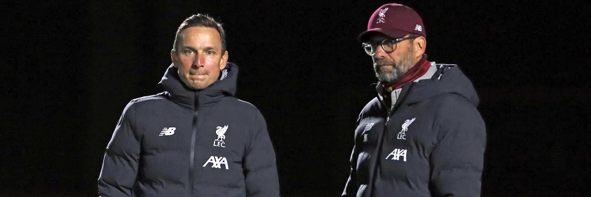 Jürgen Klopp (r.) wurde zuletzt bereits von seinem Co-Trainer Pep Lijnders vertreten. Nun muss der Niederländer selbst in Corona-Quarantäne.&nbsp;